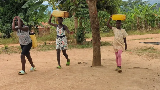Girls carrying jerrycans of water on the head 01